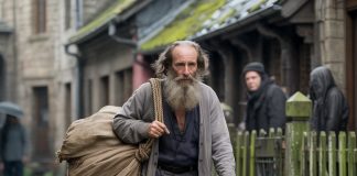 Svi su se rugali starcu što živi sam, a onda su otkrili šta radi svake noći