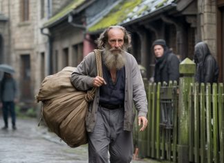 Svi su se rugali starcu što živi sam, a onda su otkrili šta radi svake noći