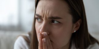 Sređivala sam orman i pronašla maminu staru prašnjavu kutiju za obuću Borovo: Unutrašnjost je krila njenu mračnu tajnu i sad ne znam kako da je pogledam u oči