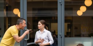 Gazda je hteo da je otpusti jer je hranila beskućnika – onda je beskućnik progovorio