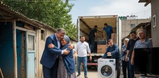 Nana je prodala svoj jedini ćilim da bi komšiji platila struju da mu ne isključe: Komšije su joj se smejale, sve dok pred njenu trošnu kuću nije stao kamion sa novim nameštajem.