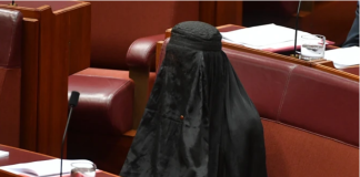 “SRAMOTO, VREĐAŠ MUSLIMANE”, obukla BURKU i SKANDALIZOVALA CELU ZEMLJU! Evo ko se krije iza tradicionalne odeće dok sa svih strana bukte NIKAD GORE KRITIKE