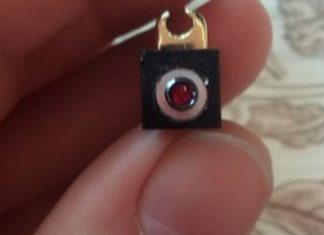 Samohrana majka, koja pokušava svom malom sinu unijeti božićnu čaroliju unatoč obiteljskim napetostima, pronalazi skrivenu kameru u Elf on the Shelf u svom domu.