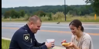 Policajac Koji Je Svakog Dana Ručao S Beskućnicom