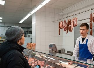 Svaki dan sedamdesetogodišnja penzionerka kupovala je kod mesara 40 kilograma mesa. Jednog dana mesar je odlučio da je prati kako bi saznao gde nestaje svo to meso.