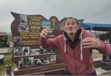 ZOKI NA NADGROBNI SPOMENIK STAVIO I SLIKU U KUPAĆEM?! I sve žene iz svog života! “Ljudi se smeju i krste kad prođu, ali meni to ne smeta” (FOTO)