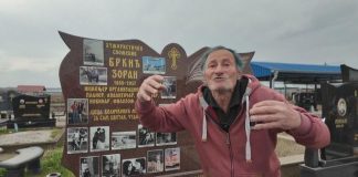 ZOKI NA NADGROBNI SPOMENIK STAVIO I SLIKU U KUPAĆEM?! I sve žene iz svog života! “Ljudi se smeju i krste kad prođu, ali meni to ne smeta” (FOTO)