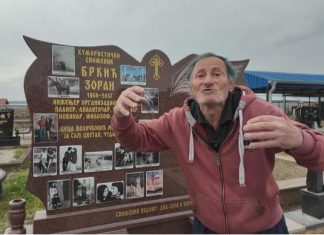 ZOKI NA NADGROBNI SPOMENIK STAVIO I SLIKU U KUPAĆEM?! I sve žene iz svog života! “Ljudi se smeju i krste kad prođu, ali meni to ne smeta” (FOTO)
