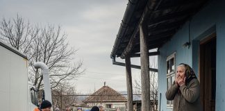 Starica je dala svoju ušteđevinu za sahranu komšiji da mu ne isključe struju: Selo joj se smejalo što će ‘umreti kao pas’, sve dok pred njenu straćaru nije stigao kamion sa novim nameštajem.