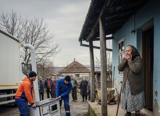 Starica je dala svoju ušteđevinu za sahranu komšiji da mu ne isključe struju: Selo joj se smejalo što će ‘umreti kao pas’, sve dok pred njenu straćaru nije stigao kamion sa novim nameštajem.
