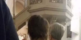 Žena je postala hit na Fejsu zbog majice u kojoj je došla na misu, morate vidjeti što je obukla