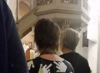 Žena je postala hit na Fejsu zbog majice u kojoj je došla na misu, morate vidjeti što je obukla