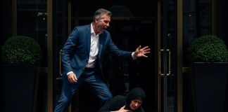 Gazda restorana je šutnuo bakinu korpu sa cvećem jer mu je smetala na ulazu: Sutradan je saznao da je ta baka tim cvećem hranila njegovo dete koje je on napustio.