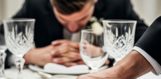 Sin je zabranio ocu da dođe na svadbu jer ima “prljave radničke ruke”: Otac je ipak došao, spustio kovertu na sto i održao lekciju koju niko nije zaboravio.