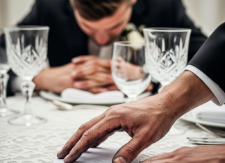 Sin je zabranio ocu da dođe na svadbu jer ima “prljave radničke ruke”: Otac je ipak došao, spustio kovertu na sto i održao lekciju koju niko nije zaboravio.