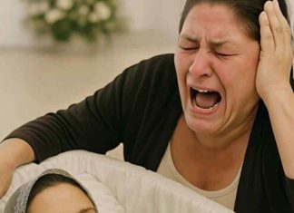 Majka je glasno plakala i tražila je da je pokopaju pokraj kćeri,ali kada se sagnula,ptimjetila je nešto i vrisnula od užasa