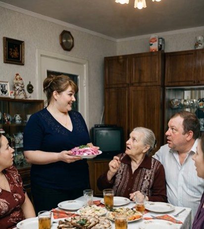 Tokom proslave, kada sam iznijela jela, svekrva me predstavila gostima: „A ovo je moja snaha, sada već bivša snaha. Moj sin će se uskoro razvesti od nje.” 😨