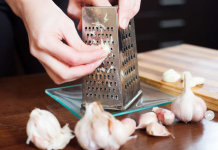 Ponekad može biti vaš najgori neprijatelj: Stručnjaci upozoravaju da ove 4 grupe ljudi NE BI TREBALE JESTI bijeli luk