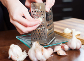 Ponekad može biti vaš najgori neprijatelj: Stručnjaci upozoravaju da ove 4 grupe ljudi NE BI TREBALE JESTI bijeli luk