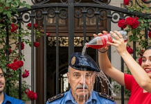 Multimilijunaški otac prerušio se u siromašnog portira kako bi testirao zaručnicu svoga sina — ali njezina reakcija rasplakala ga je