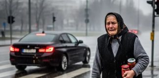 Sin je izbacio majku iz auta na kišu jer je ‘sramoti pred devojkom’: Taksista je stao, povezao je besplatno, a ujutru mu je na račun legla cifra koja ga je šokirala.