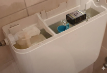 Čula je da nešto klokoće u vodokotliću: Kad ga je otvorila, od prizora se sledila na mestu, au kakav horor (FOTO)