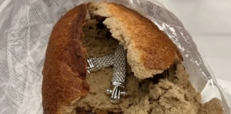 Šapčanin kupio hleb u prodavnici, a od onoga što je našao u vekni PREVRNUĆE VAM SE ŽELUDAC: Prizor nije za gadljive