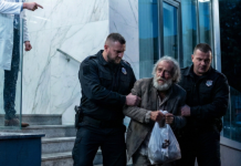 Doktor izbacio prosjaka iz klinike ne znajući da on nosi spas za njegovu ćerku