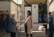 Baka je jedina ustala trudnici u tramvaju dok su svi gledali u pod: Trudnica ju je krišom pratila do njene straćare, a sutradan je baki na vrata stigao paket koji joj je promenio život.