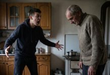 Deda je prodao jedinu uspomenu na pokojnu ženu da unuku kupi telefon za maturu: Unuk ga je bacio na sto: ‘Ovo je stari model, sramota me je da ga nosim!’. Sutradan je u dedinoj sobi našao pismo koje mu je slomilo srce.