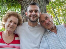 “Javno se odričemo našeg sina, on, zajedno sa snajkom, za nas više jednostavno ne postoji”: Roditelji se odrekli sina preko novina a njegova reakcija šokira