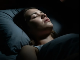 Muž mi je davao tabletu svake noći… jednog dana sam se pravila da progutam tablete i ostala budna. Gledala sam ga kako izlazi iz spavaće sobe u 2 ujutro. Slijedila sam ga dolje i vidila…