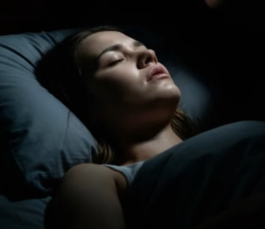 Muž mi je davao tabletu svake noći… jednog dana sam se pravila da progutam tablete i ostala budna. Gledala sam ga kako izlazi iz spavaće sobe u 2 ujutro. Slijedila sam ga dolje i vidila…