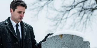 Poduzetnik posjećuje spomenik svojoj pokojnoj supruzi i naglo se zaustavlja kad ugleda dječaka kako sjedi pokraj njega…