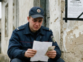 Starica je svaki dan hranila golubove na trgu, a komunalni policajac joj je pisao kazne: Kada je umrla, policajac je u njenom poštanskom sandučetu našao kovertu sa svojim imenom.