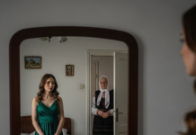 Prodala je zlatne minđuše da kupi unuci haljinu za maturu: Unuka joj je rekla ‘Ne dolazi, stara si i sramotiš me’, ali je na maturi shvatila gorku istinu kada je videla praznu stolicu.