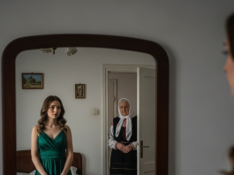 Prodala je zlatne minđuše da kupi unuci haljinu za maturu: Unuka joj je rekla ‘Ne dolazi, stara si i sramotiš me’, ali je na maturi shvatila gorku istinu kada je videla praznu stolicu.