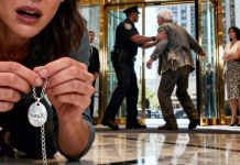 Gurnuli su ga iz predvorja kao da je đubre. „Odlazi, starče — ovo je privatna zgrada!“ zalajao je obezbeđivač, dok su bogati stanari posmatrali sa samozadovoljnim izrazom. Pokušala sam da nateram sebe da odem… dok nisam videla šta je ispalo na mermerni pod: ogrlica. Podigla sam je — i srce mi je stalo. Na privjesku je bilo urezano moje ime. „Nije moguće…“ prošaputala sam, jedva dišući. Jer u tom trenutku sam znala — ovo je otac kojeg sam tražila dvadeset godina…