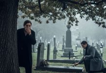 Svakog 15. u mesecu nalazila je belu ružu na pragu, bez poruke: Mislila je da je neko uhodi, sve dok nije pratila čoveka do groba svog sina.