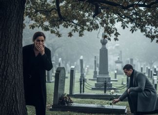 Svakog 15. u mesecu nalazila je belu ružu na pragu, bez poruke: Mislila je da je neko uhodi, sve dok nije pratila čoveka do groba svog sina.