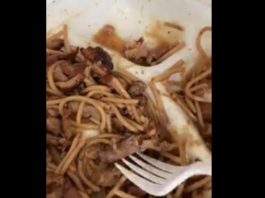 OVO JE NEŠTO NAJODVRATNIJE IKADA! U obroku je pronašla skuvanu životinju, prevrnuće vam se stomak kad vidite koju