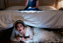 NA VEČER SVOG VJENČANJA SAKRILA SAM SE ISPOD KREVETA DA SE NAŠALIM SA SUPRUGOM — ALI U SOBU NIJE UŠAO ON, A ONO ŠTO SAM ČULA NA ZVUKOVNIKU SRUŠILO MI JE SVIJET U NEKOLIKO SEKUNDI.