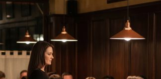 Pratila sam muža na večeru i otkrila aferu — ono što sam zatim uradila promenilo je živote svih za tim stolom