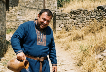 Domaćin je odbio da da vode žednom putniku u dronjcima: Njegov sluga je krišom izneo krčag vode. Ujutru je pred kuću stigla carska kočija i tražila slugu.