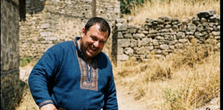 Domaćin je odbio da da vode žednom putniku u dronjcima: Njegov sluga je krišom izneo krčag vode. Ujutru je pred kuću stigla carska kočija i tražila slugu.