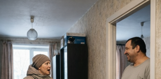 Vratila sam se kući dva sata ranije nego inače i odmah sam čula čudne zvukove iz naše spavaće sobe: isprva sam pomislila da su lopovi provalili u stan, ali u tom trenutku iz spavaće sobe izašao je moj muž…😮😟☹️😨😨😨🤔