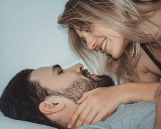 Ovo je najveća muška slabost u krevetu – žena koja to zna ima moć nad njim