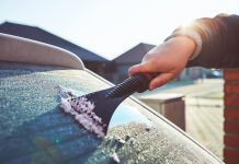 TAJNA za odmrzavanje zaleđenih prozora automobila u SEKUNDI….