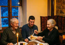 Deca su im javila da neće doći na Slavu i dok su sedeli sami i plakali neko je pokucao na vrata