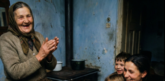 Baka spremila punu trpezu za Božić, a deca joj javila da ne dolaze: Ono što je uradila sa hranom rasplakalo je region